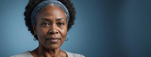 africano americano 70s anziano donna isolato su un' grigioblu sfondo con copia spazio. foto