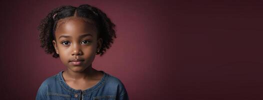 1012 anni africano americano giovanile ragazza isolato su un' rubino sfondo con copia spazio. foto