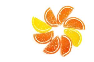 fette arancioni e gialle di marmellata di frutta dolce in zucchero isolato su sfondo bianco foto