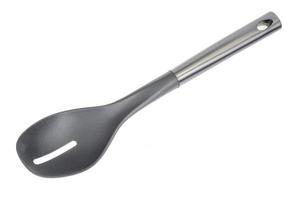 cucchiaio culinario in plastica nera, spatola forata, gadget da cucina. utensile da cucina. isolato foto