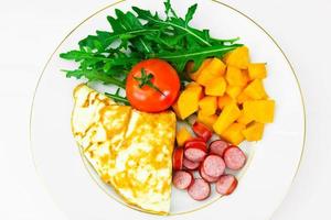 cibo sano e dietetico uova strapazzate con verdure
