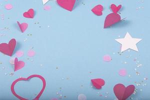 sfondo astratto con cuori di carta, stelle per San Valentino. sfondo blu di amore e sentimento per poster, banner, post, card foto