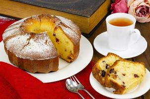 muffin fatti in casa con frutti di bosco secchi e zucchero a velo sul piatto. foto