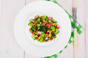 insalata di sedano, polpa di granchio, cetriolo, olive verdi e aneto foto