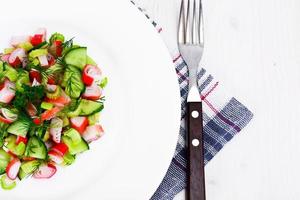 insalata di sedano, polpa di granchio, cetriolo, olive verdi e aneto foto