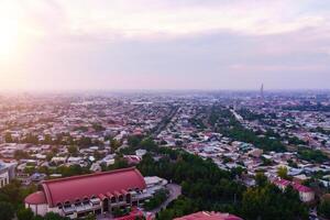 Uzbekistan, compito - settembre 29, 2023 superiore Visualizza a partire dal il osservazione ponte su il compito tv Torre per il centrale parte di il città coperto con smog a tramonto . aria inquinamento. foto