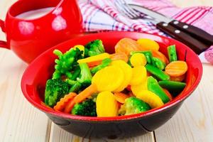 verdure al vapore patate, carote, cavolfiori, broccoli foto