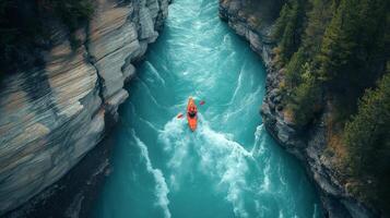 aereo Visualizza di un' kayaker paddling il rapide di un' bellissimo montagna fiume. . foto