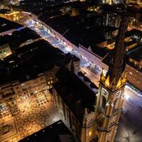 città piazza nel il bellissimo novità triste, per il nuovo anno nel il notte. Serbia foto