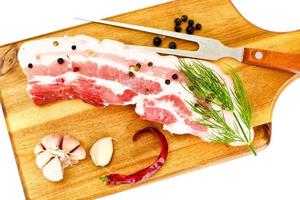 pezzo di carne di maiale cruda fresca, carne isolata su fondo bianco foto