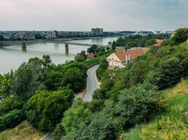 Visualizza di il città e il varadin ponte a partire dal il petrovaradin fortezza, Serbia foto