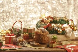 un panettone e cubetti di frutta candita foto