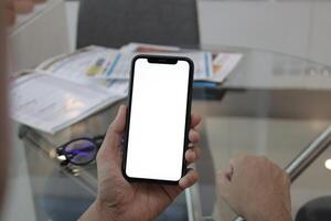 mano Tenere smartphone nel ufficio, utilizzando Telefono foto