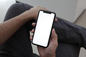 mano Tenere smartphone nel ufficio, utilizzando Telefono foto