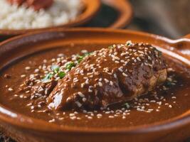 pollo Talpa poblano su un' piatto. acquolina in bocca pollo Talpa poblano foto