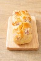 pane tostato taro su tavola di legno