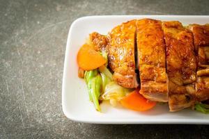 bistecca di pollo teppanyaki con cavolo e carota foto