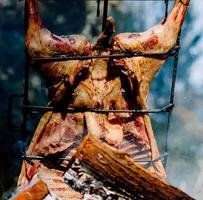 cucinando agnello nel patagonia foto