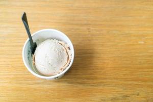 Pallina per gelato al tè Earl Grey in tazza foto