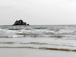 onde su il spiaggia nel soleggiato giorno foto