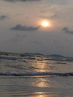 tramonto sulla spiaggia di sabbia foto