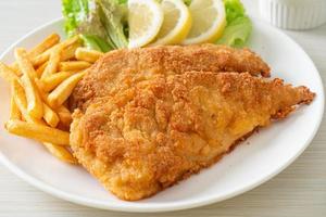 cotoletta di weiner fatta in casa con chips di patate foto