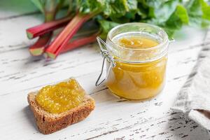 un' crostini con fatti in casa rabarbaro marmellata foto