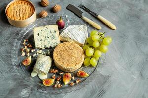 assortimento di francese formaggio con frutta e noccioline foto
