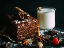 cioccolato torta con cannella e spezie su un' buio sfondo foto
