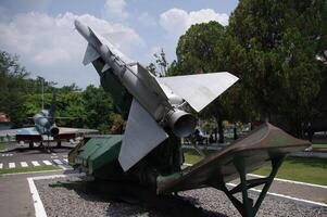 missile appartenente per il indonesiano aria vigore quale ha stato pensionato e è su Schermo a il aerospaziale Museo, Yogyakarta foto