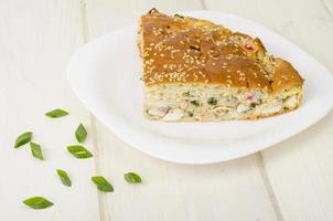 torta fatta in casa con uova sode e cipolle verdi foto