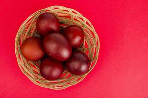 uova colorate - simbolo della celebrazione della pasqua foto