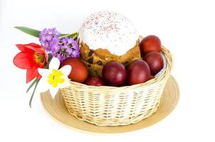 deliziosa torta di pasqua, uova colorate per la celebrazione della pasqua. foto