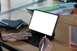 vicino su mano di donna d'affari con digitale tavoletta con vuoto schermo su di legno scrivania. foto