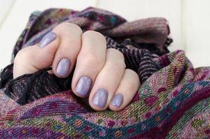 mano di una donna adulta con unghie dipinte, manicure, smalto foto