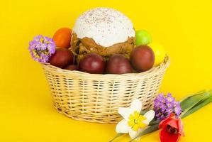 deliziosa torta di pasqua, uova colorate per la celebrazione della pasqua. foto