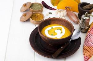 zuppa di crema piccante vegetariana con zucca. foto in studio.