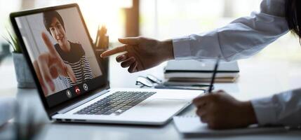 giovane uomo chiamata con ragazza amici di applicazione su il computer portatile computer mentre lei opera a partire dal casa. quarantena per 14 giorni, covid19, sociale distanziamento concetto. foto