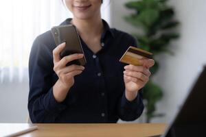 mobile bancario. donna utilizzando in linea bancario con credito carta su mobile Telefono. digitale e Internet pagamenti shopping su Rete. foto