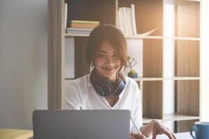 ritratto di un esecutivo attività commerciale donna consulente, agente, rappresentante e chiamata attraverso il computer portatile computer. inteligente, intelligente, amichevole, concetto. foto