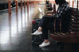 Immagine di giovane libero professionista Lavorando a treno stazione prima viaggio. opera e viaggio concetto. foto