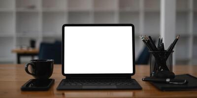 bianca vuoto schermo tavoletta su moderno Lavorando scrivania. foto