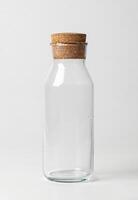 vuoto bicchiere vaso con Marrone tappo di sughero isolato su bianca sfondo foto
