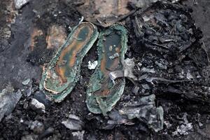 il vecchio scarpe bruciato per cenere nel un' fuoco foto