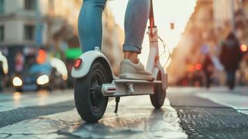 piedi, vicino su e persona equitazione e- scooter su città strada foto