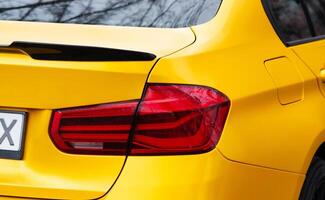 kiev. Ucraina. aprile 2024. giallo BMW auto avvicinamento. guidato coda leggero lampadina di un' macchina. il posteriore leggero foto