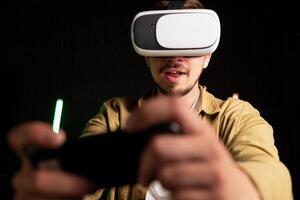 virtuale la realtà bicchiere vr. giovane uomo nel digitale bicchieri per 3d virtuale la realtà gioco su buio sfondo. Augmented realtà, gioco, futuro tecnologia concetto. vr foto