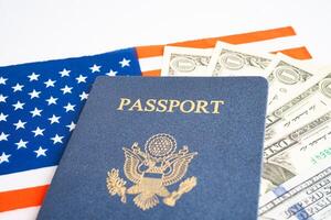 noi passaporto rilasciato per cittadino e nazionale di il unito stati di America per viaggio nel maggior parte paesi al di fuori con Stati Uniti d'America bandiera e dollaro i soldi. foto