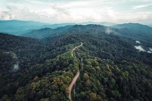 montagne e strade durante il giorno foto