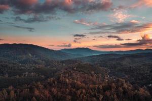 montagne e cielo serale al villaggio rurale foto